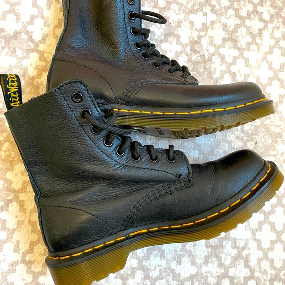 Dr. Martens Shoes - Black leather Doc Martens Pascal Size 7